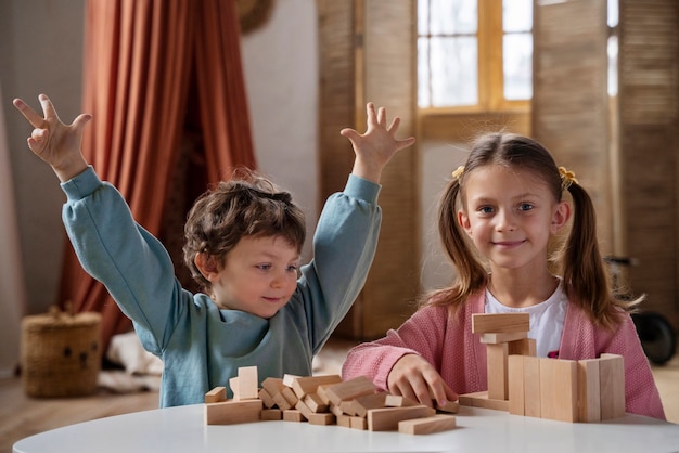 Niños de tiro medio jugando al juego de memoria