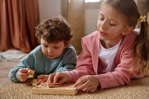 Niños de tiro medio jugando al juego de memoria