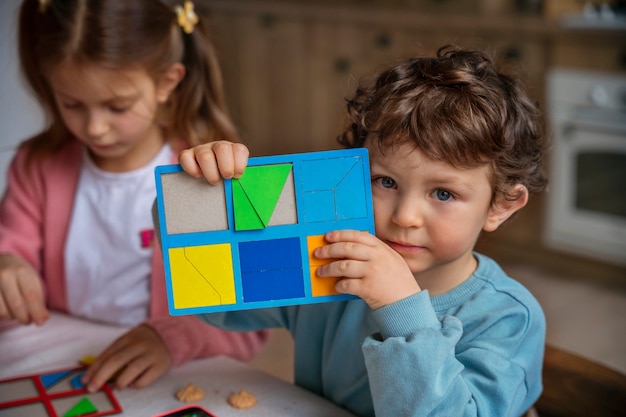 Foto gratuita niños de tiro medio jugando al juego de memoria