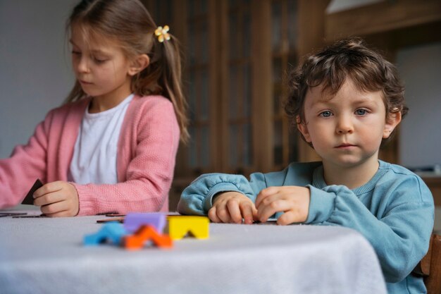 Niños de tiro medio jugando al juego de memoria