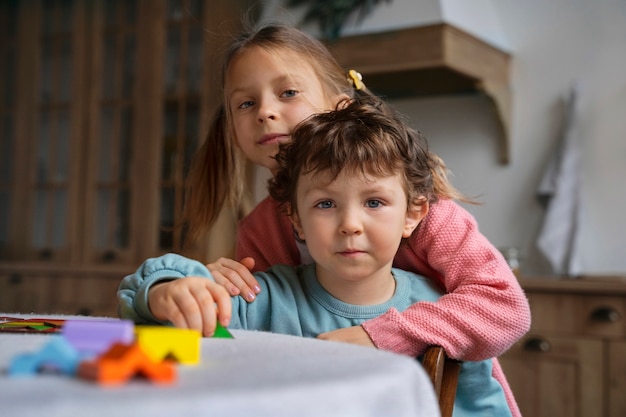 Niños de tiro medio jugando al juego de memoria