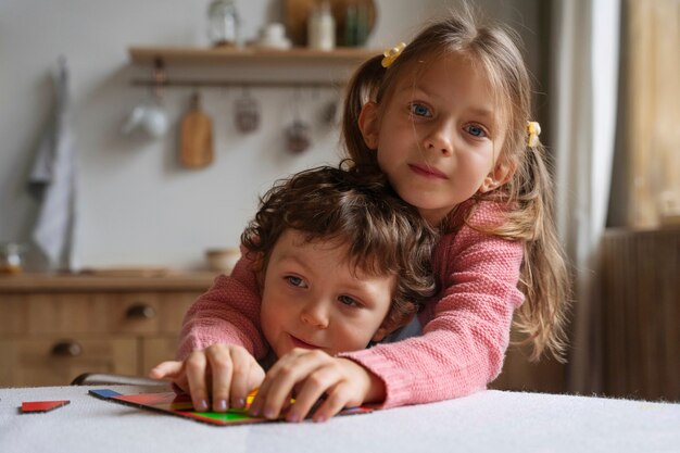 Niños de tiro medio jugando al juego de memoria