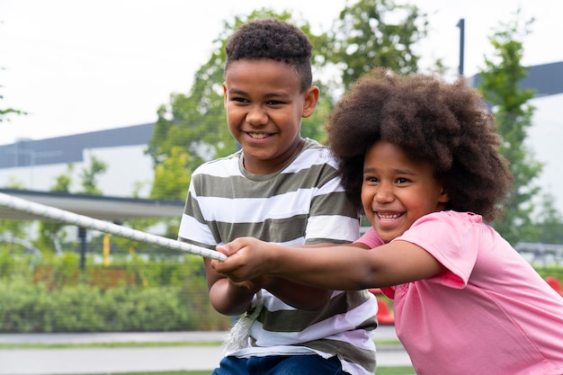 Foto gratuita niños de tiro medio jugando con cuerda