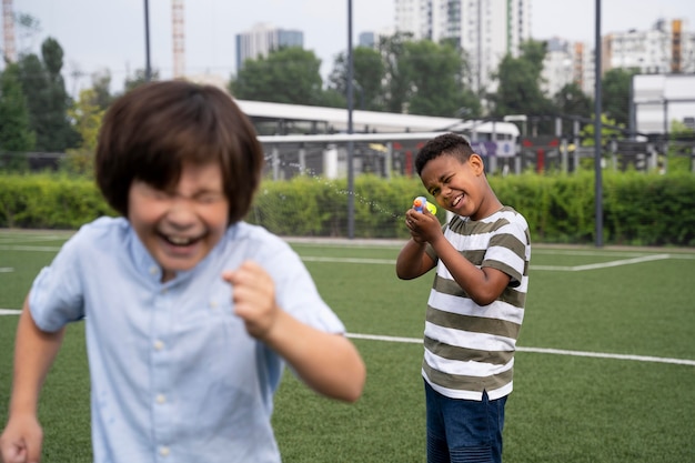 Niños de tiro medio jugando juntos