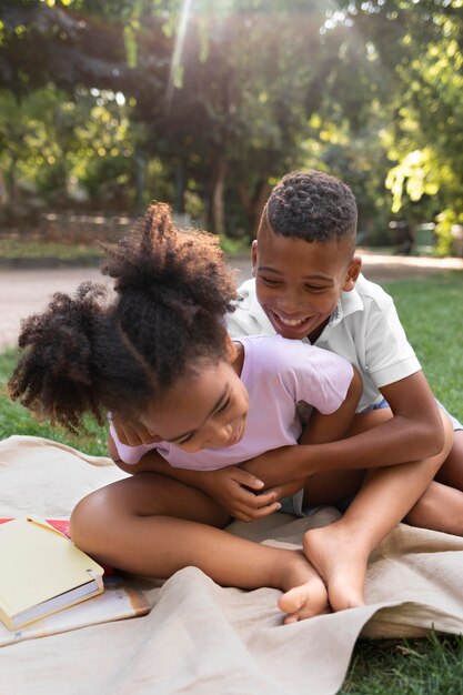 Niños de tiro medio jugando juntos