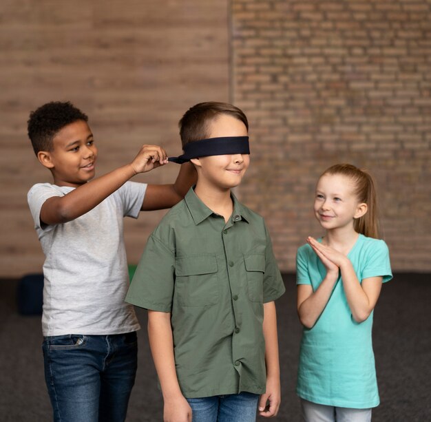 Niños de tiro medio jugando juntos