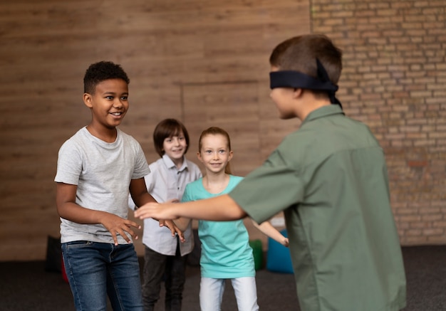 Niños de tiro medio jugando juntos