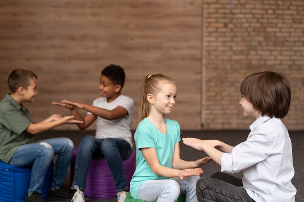 Niños de tiro medio jugando juntos