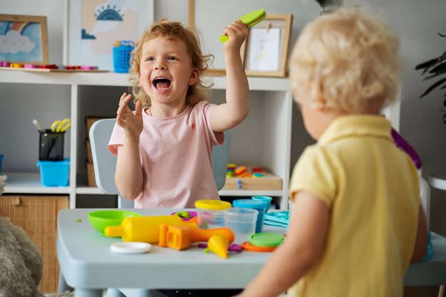 Niños de tiro medio jugando juntos