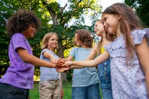 Foto gratuita niños de tiro medio jugando juntos