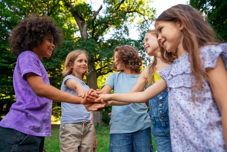 Foto gratuito niños de tiro medio jugando juntos