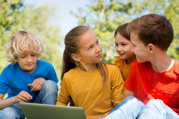 Niños de tiro medio con laptop