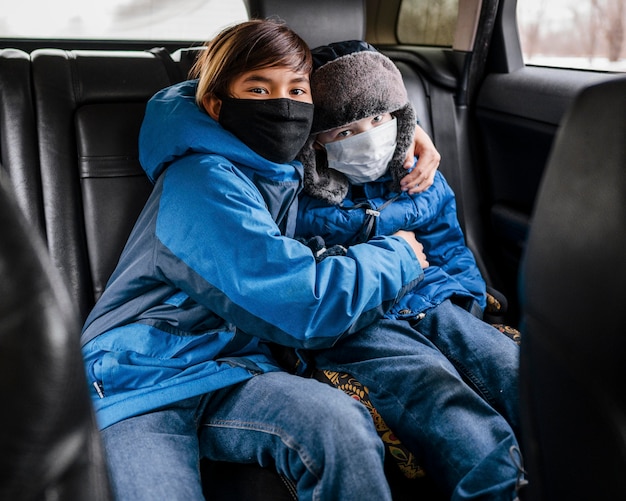 Niños de tiro medio con máscaras