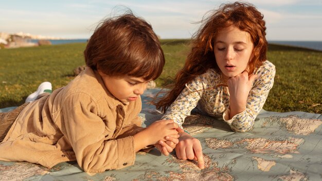 Niños de tiro medio mirando el mapa