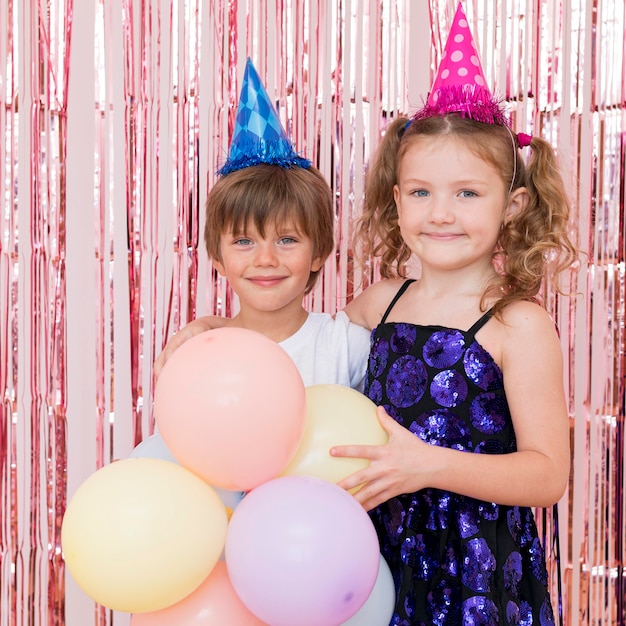 Foto gratuita niños de tiro medio posando juntos