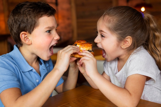 Niños de tiro medio con postre