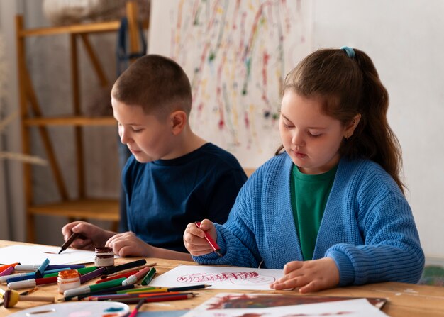 Niños de tiro medio que pasan tiempo en la escuela.