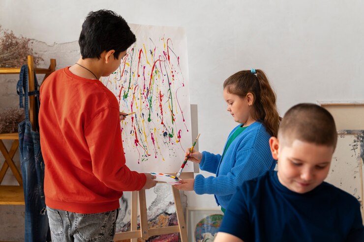 Foto gratuito niños de tiro medio que pasan tiempo en la escuela.