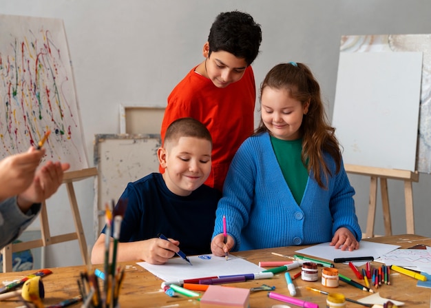 Foto gratuita niños de tiro medio que pasan tiempo en la escuela.