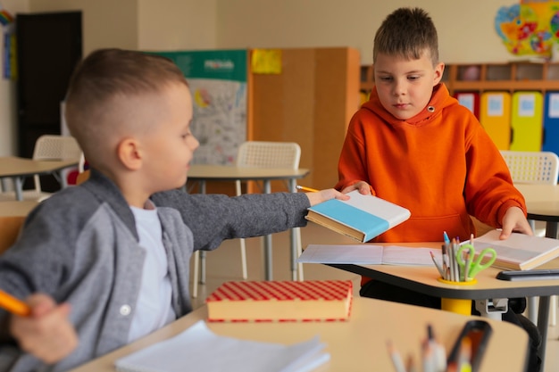 Niños de tiro medio que pasan tiempo en la escuela.