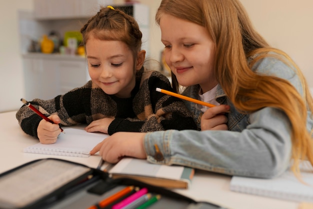 Niños de tiro medio que pasan tiempo en la escuela.