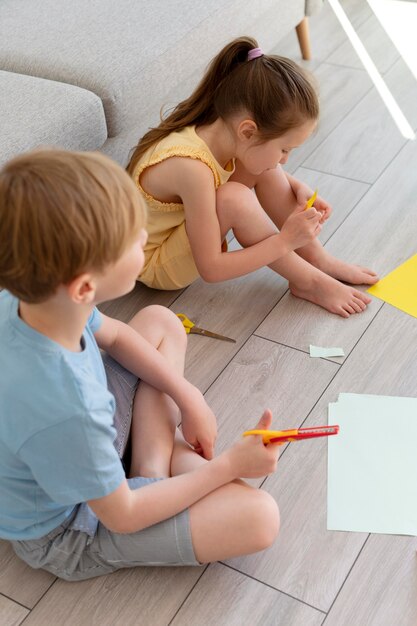 Niños de tiro medio siendo creativos