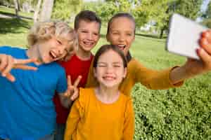 Foto gratuita niños de tiro medio tomando selfie
