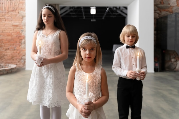 Foto gratuita niños de tiro medio con velas encendidas.