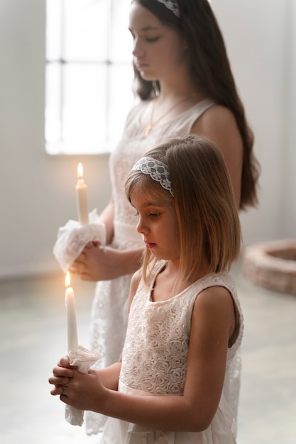 Niños de tiro medio con velas