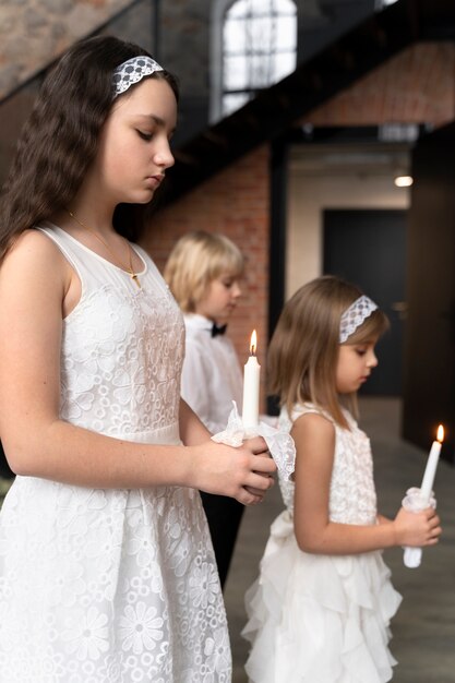 Niños de tiro medio con velas