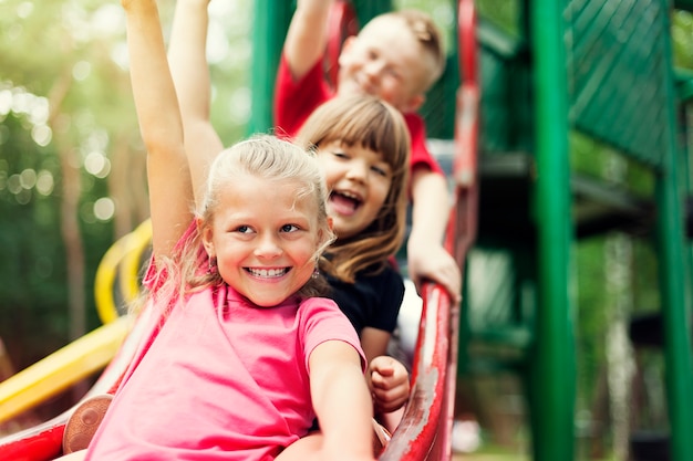 Niños en tobogán