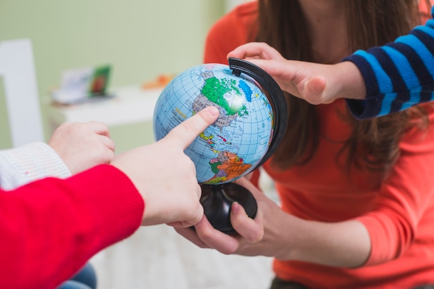 Foto gratuita niños tocando globo