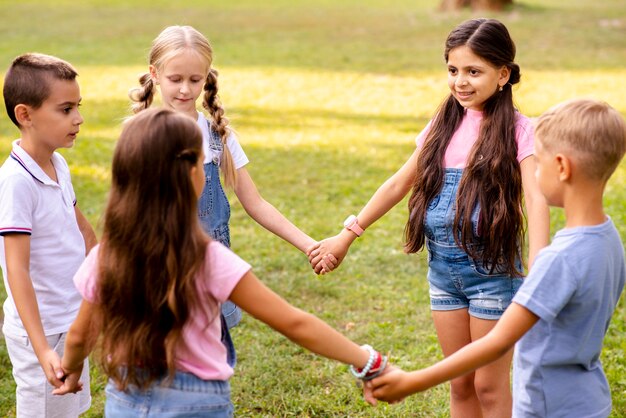 Niños tomados de la mano forman un círculo