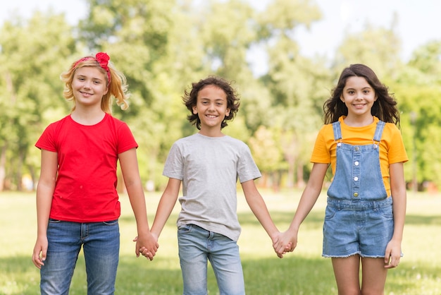 Niños tomados de la mano