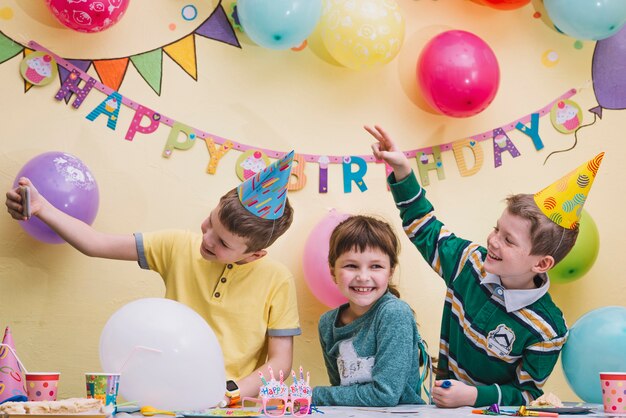 Niños tomando selfie en fiesta de cumpleaños