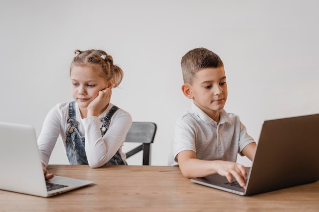 Niños trabajando juntos en una computadora portátil