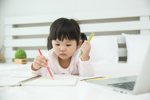 Niños usando laptop en casa