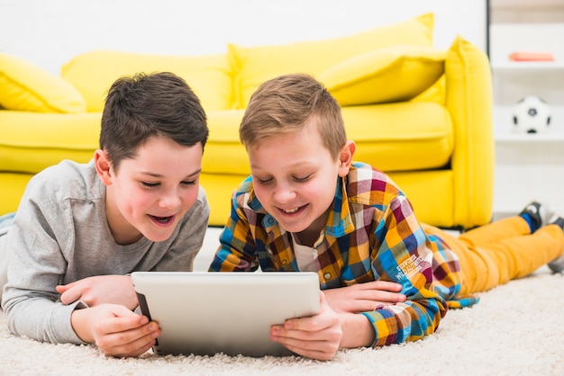 Foto gratuita niños usando tableta