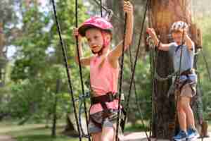 Foto gratuita niños valientes divirtiéndose en un parque de aventuras.