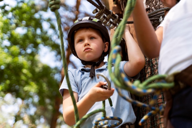 Foto gratuita niños valientes divirtiéndose en un parque de aventuras.