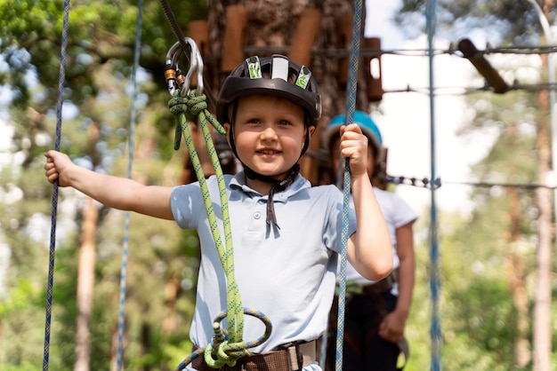 Niños valientes divirtiéndose en un parque de aventuras.