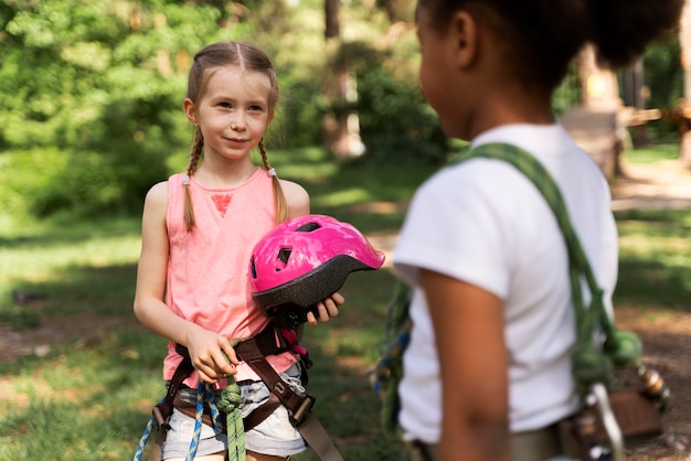 Niños valientes divirtiéndose en un parque de aventuras.