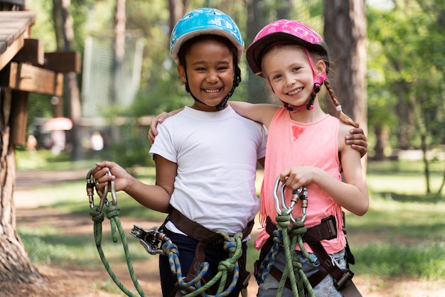 Niños valientes jugando en un parque de aventuras.