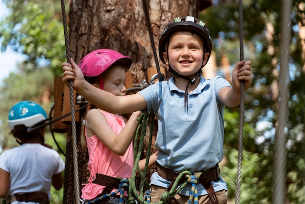 Foto gratuita niños valientes jugando en un parque de aventuras.