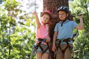 Foto gratuita niños valientes jugando en un parque de aventuras.