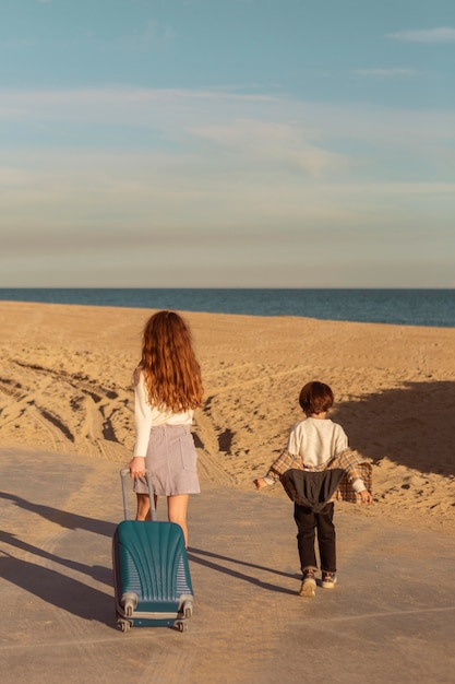 Foto gratuita niños viajando juntos