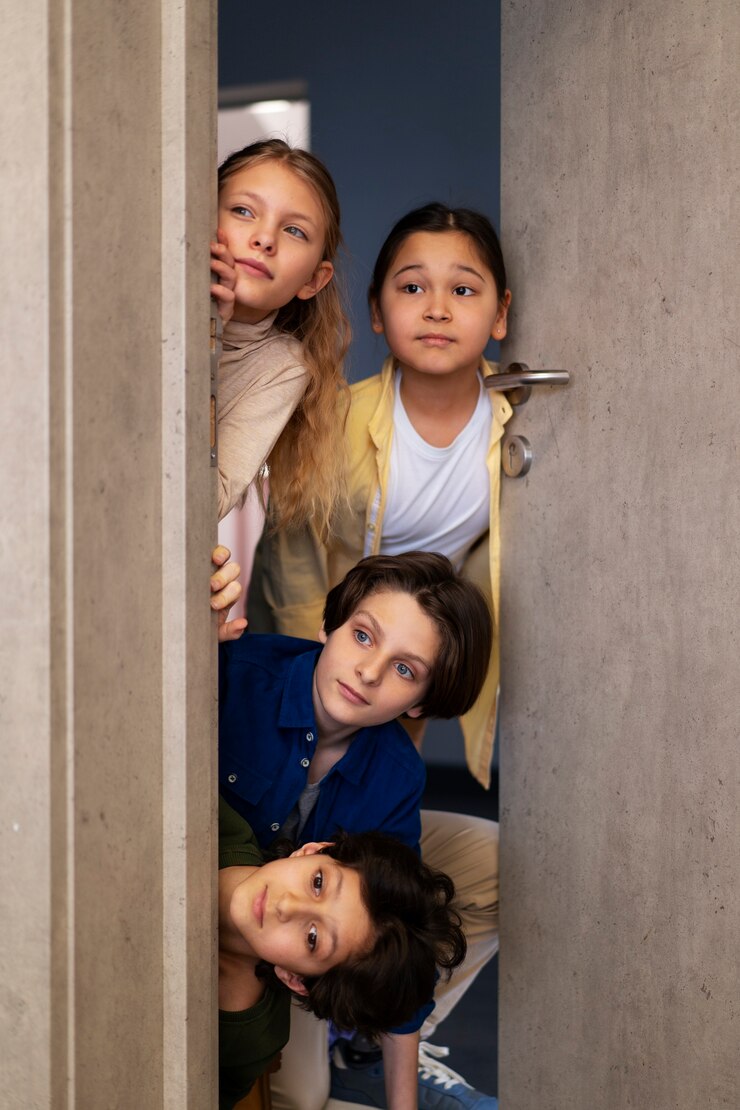Niños de vista frontal en la escuela