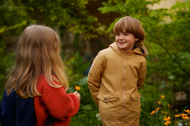 Foto gratuita niños de vista frontal explorando la naturaleza juntos