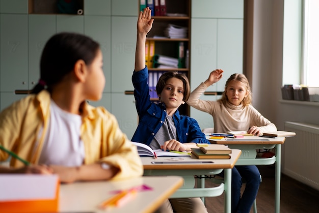 Foto gratuita niños de vista frontal haciendo trampa en la escuela