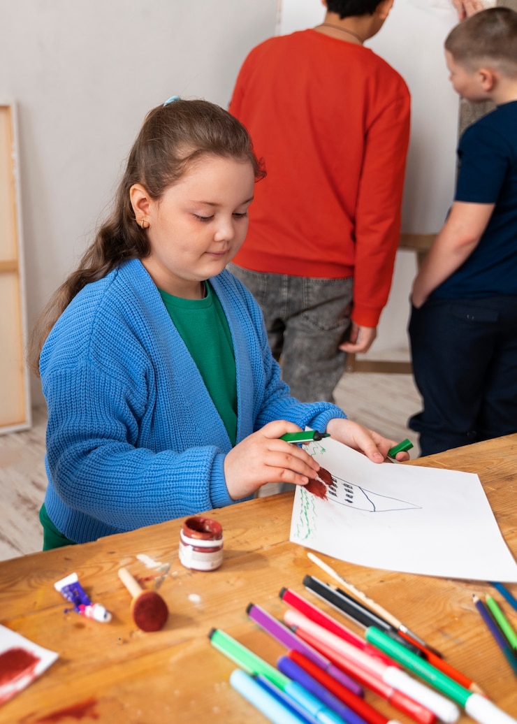 Foto gratuito niños de vista lateral aprendiendo en la escuela